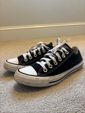 Women’s size 7 Converse all stars. EUC